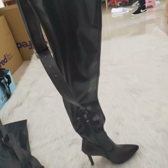 Thigh high black boots with belt - Picture 7 of 16